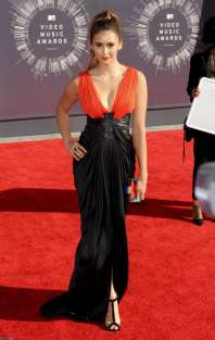 nina-dobrev-look-goth-sul-red-carpet