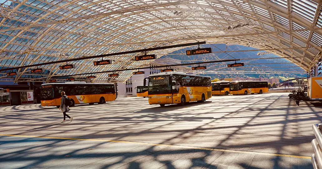 La Svizzera combatte lo smog estivo regalando il trasporto pubblico: a Ginevra mezzi gratis per tutti