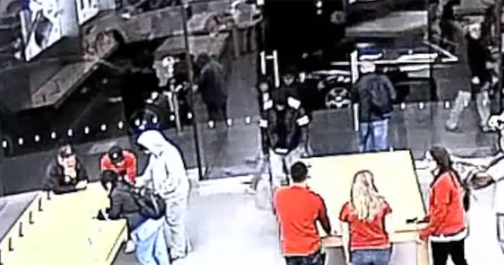 Così in pochi secondi hanno svaligiato un Apple Store
