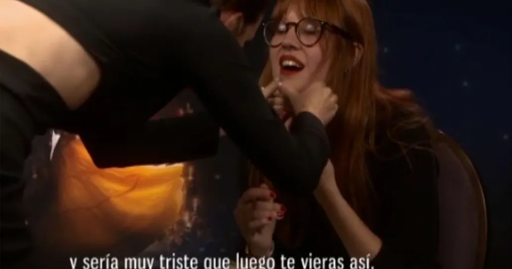 Emma Watson durante un’intervista blocca tutto per pulire il mento della giornalista