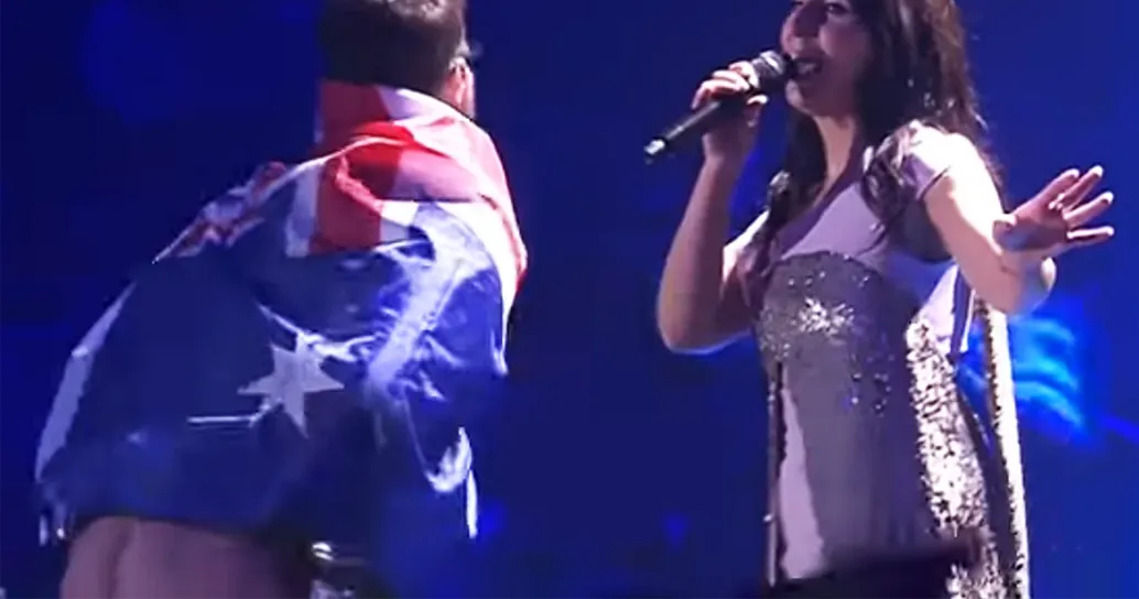 Eurovision 2017, uno spettatore sale sul palco e si abbassa le mutande