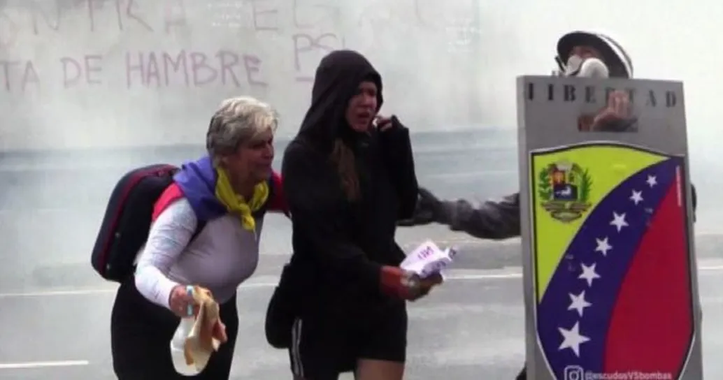 Decine di arresti a Caracas, introvabile pilota dell’elicottero