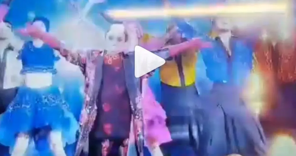 Maledetti tacchi: e Malgioglio cade in diretta TV