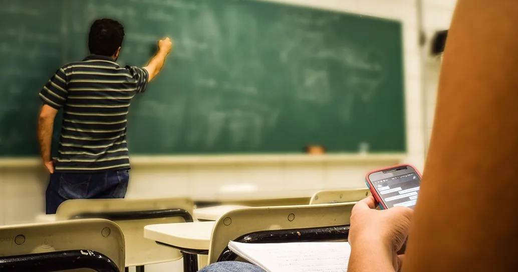 Prof supera il concorso ma resta a consegnare pizze per 300 euro al mese