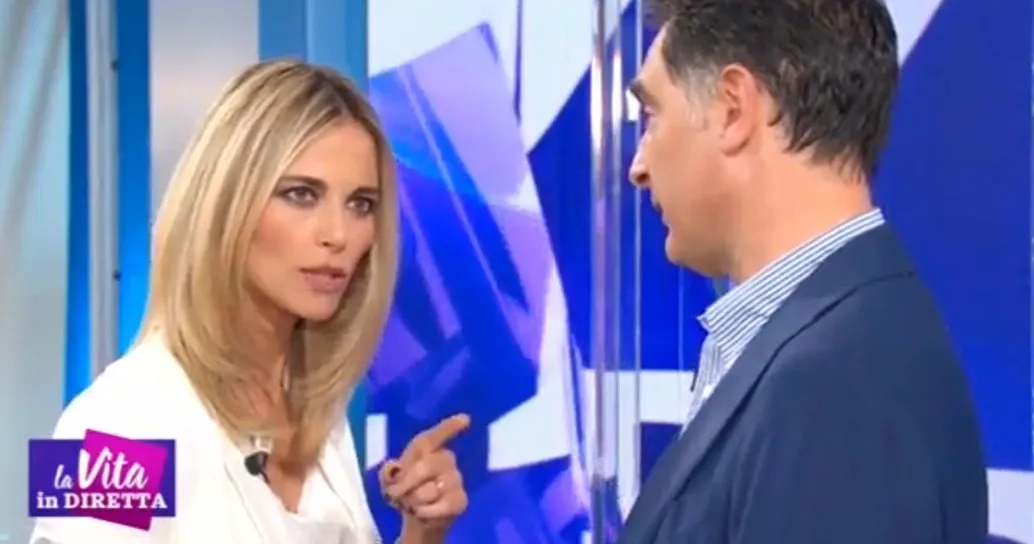 Imbarazzo in diretta: Timperi bacia la Fialdini come in un fotoromanzo