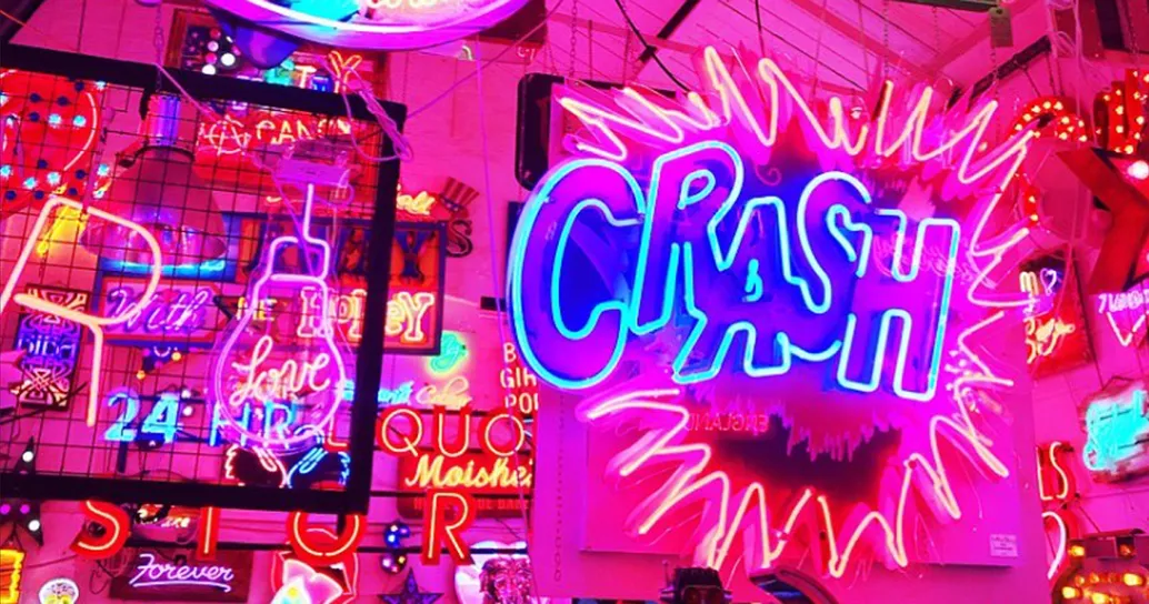 Il caffè di Londra interamente arredato con le luci al neon sembra la base del Joker