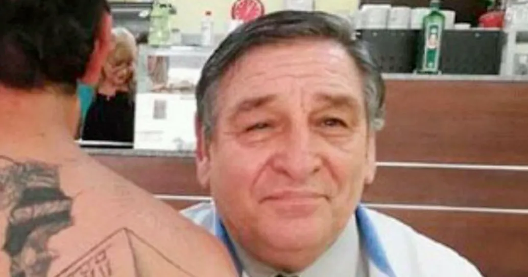 Il tumore è vinto: il paziente si fa tatuare il volto del dottore che lo ha salvato