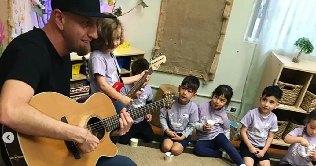 Il bassista dei System Of A Down suona all’asilo insieme alla classe di suo figlio
