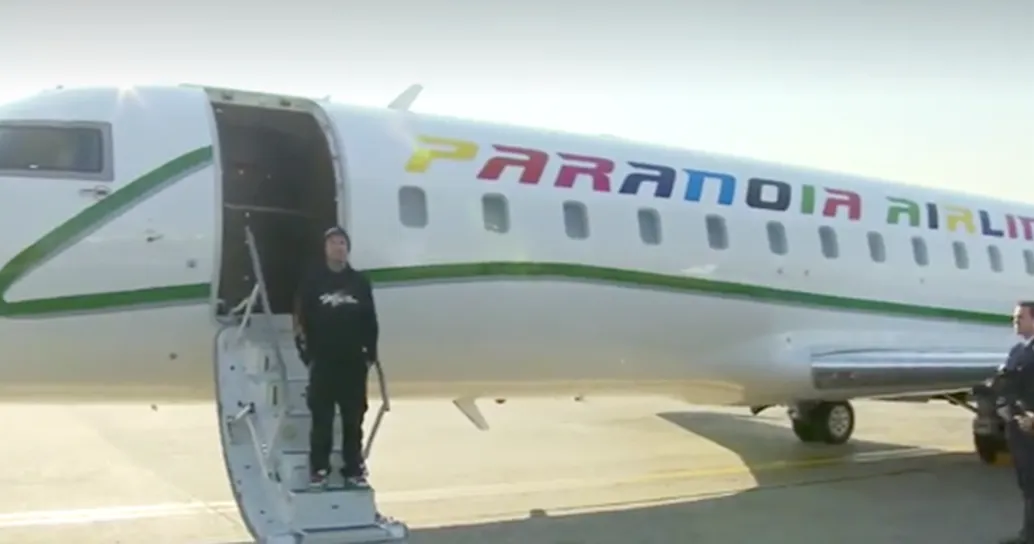 Paranoia Airlines: Fedez presenta il suo nuovo album (in aeroporto)
