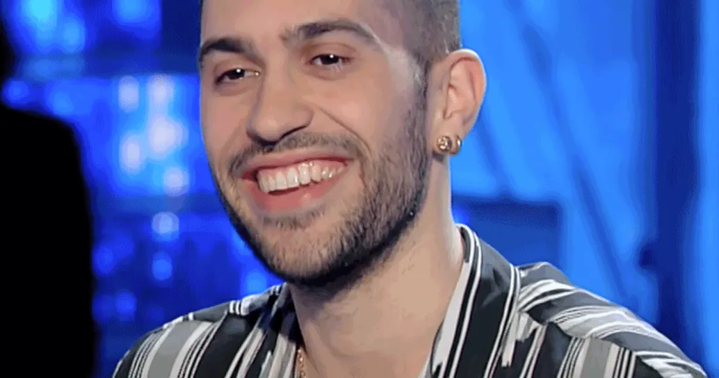 Mahmood si emoziona in diretta guardando il video dei suoi migliori amici