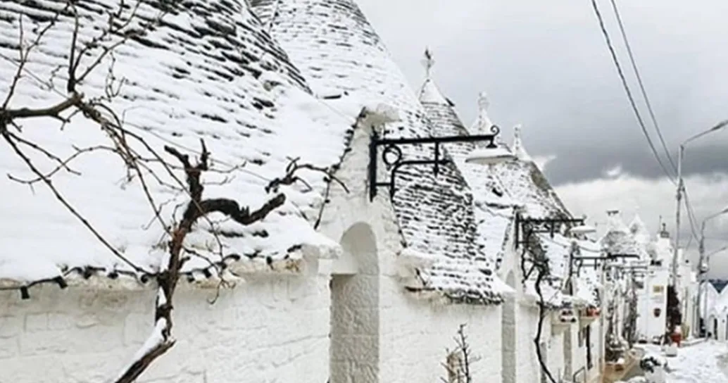 La nevicata fuori stagione sui trulli è da sogno