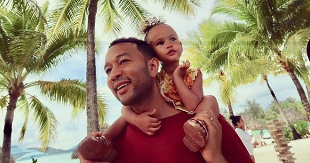 John Legend canta la “Baby Shark Dance” insieme alla figlia, il video è virale