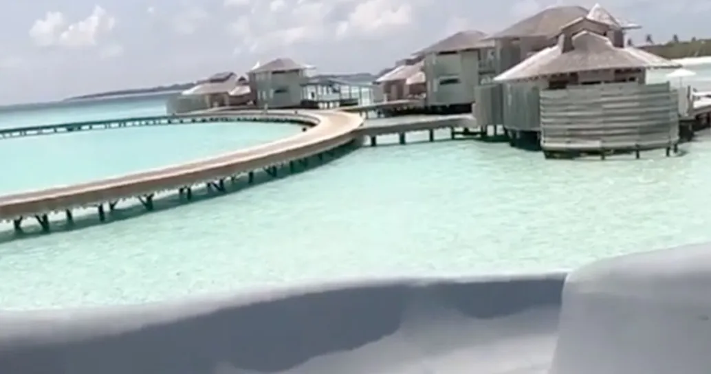 Alle Maldive lo scivolo che vi porta dalla camera al mare cristallino