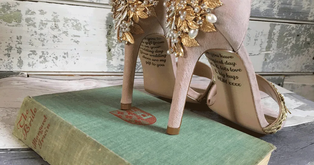 Muore prima delle nozze della figlia ma le lascia un messaggio inciso sulle scarpe per la cerimonia