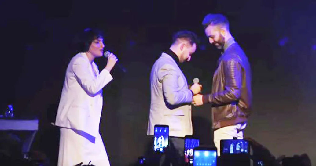 Proposta di matrimonio sul palco di Arisa, lei canta per loro “Meraviglioso amore mio”