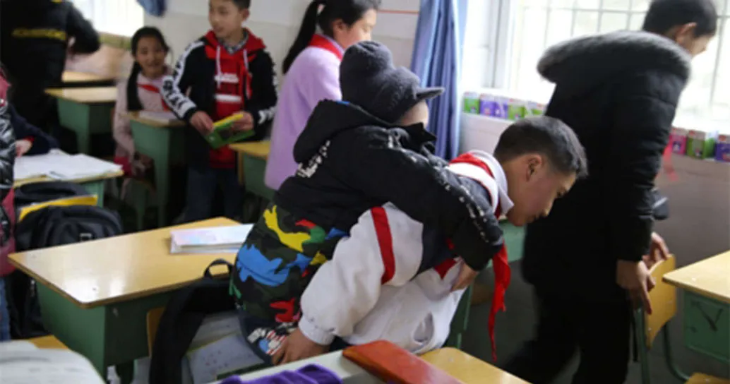 Ogni giorno va a scuola portando in spalla l’amico disabile, una grande storia di altruismo