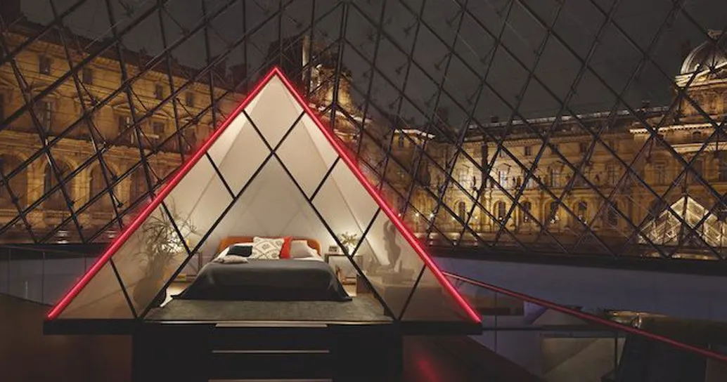 Ora si può dormire una notte nella Piramide del Louvre di Parigi