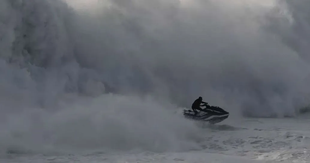 Il salvataggio spettacolare di un surfista travolto da un’onda gigante