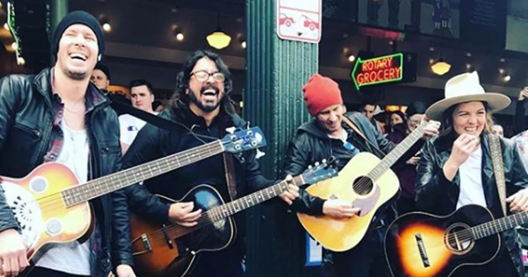 Dave Grohl: il live set a sorpresa al mercato di Seattle