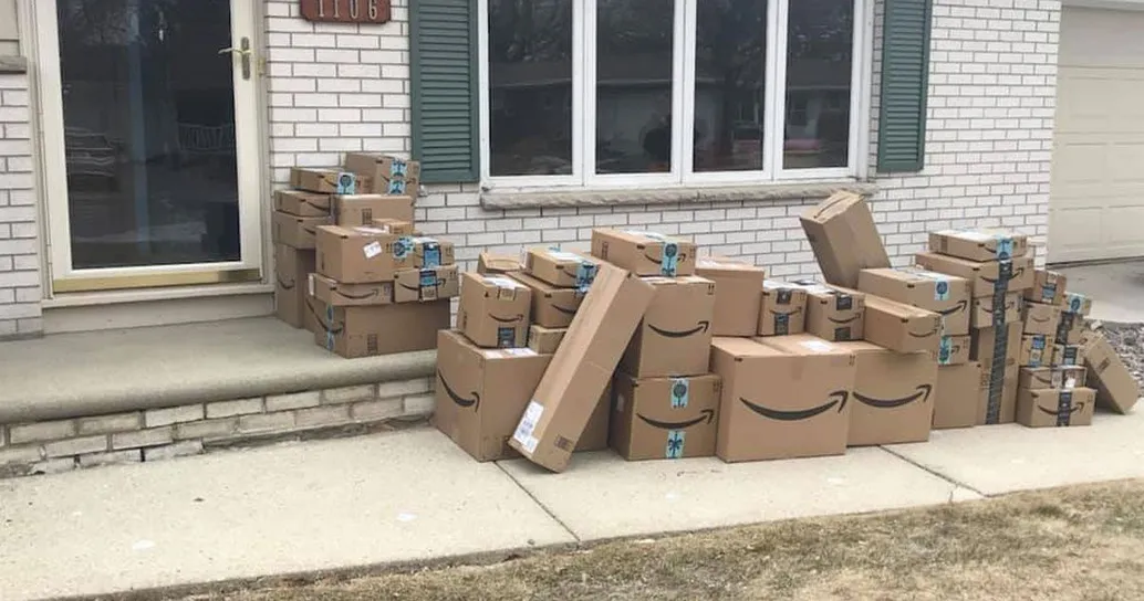 La via è piena di pacchi Amazon: ecco come realizzare lo scherzo perfetto