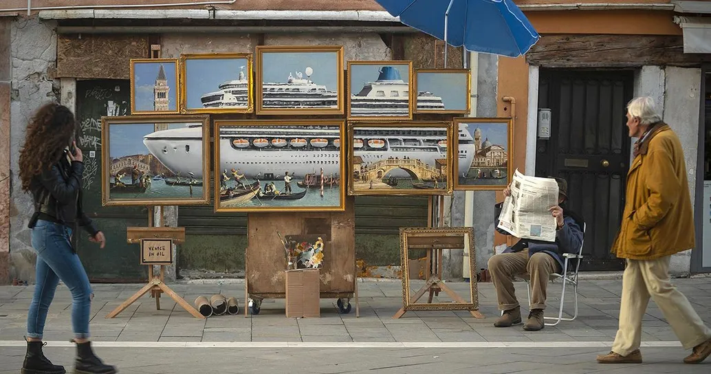 Banksy (in incognito) espone a Venezia: i vigili lo mandano via