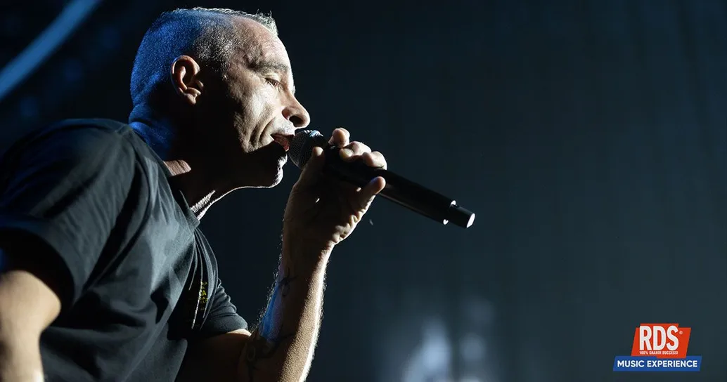 Eros Ramazzotti ha sospeso il tour per un problema alle corde vocali