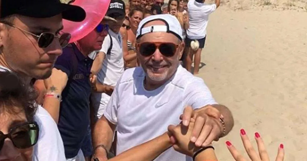 Vasco incontra i fan e canta “Albachiara” sulla spiaggia di Castellaneta Marina