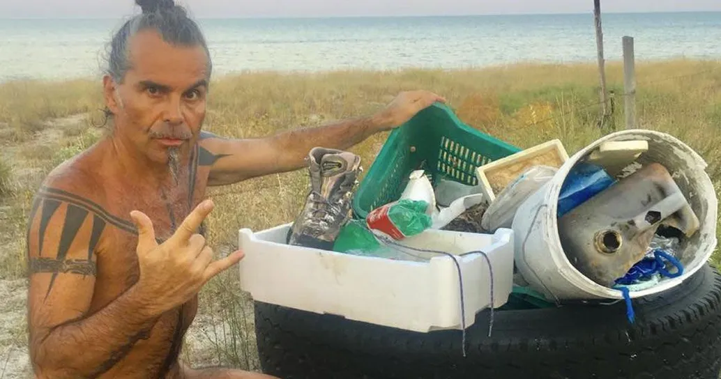 Piero Pelù raccoglie i rifiuti in spiaggia e lancia un appello: “È necessario, facciamolo!”