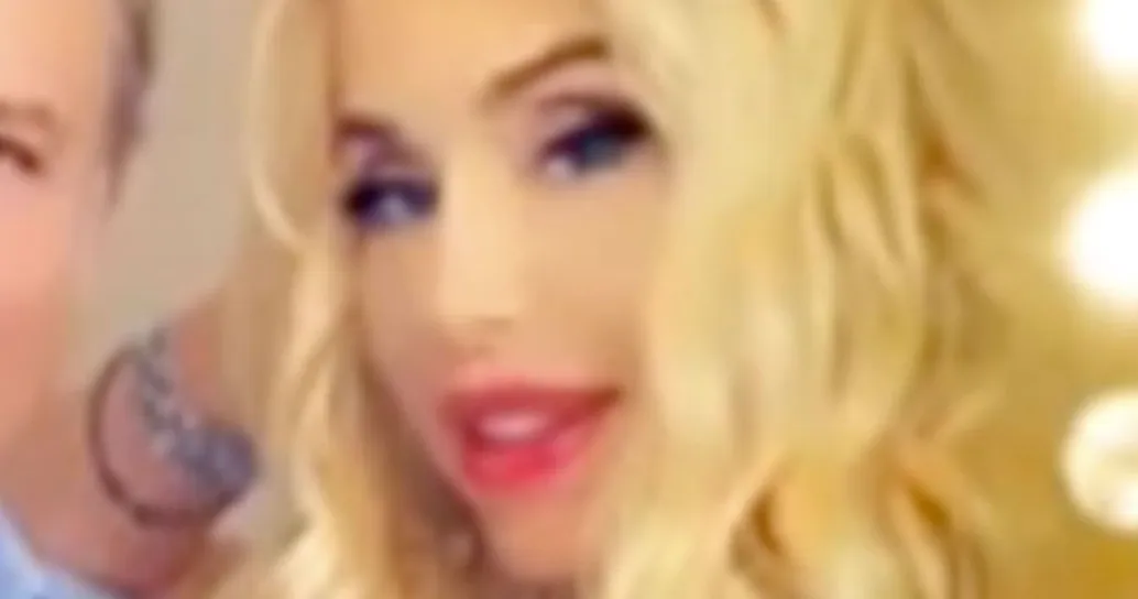 Valeria Marini ritocca la foto con Gerry Scotti e l’effetto è esilarante