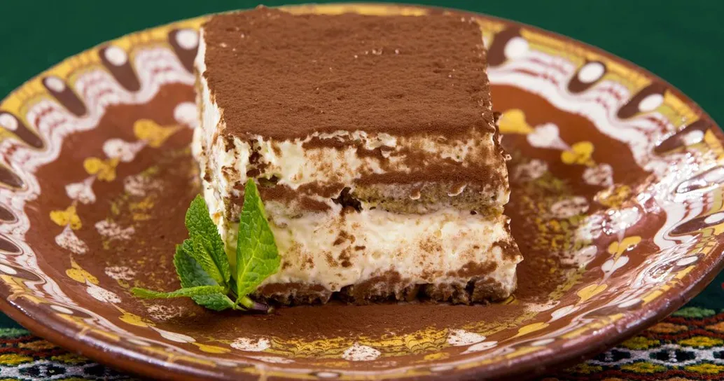 Quello con la menta o con gli avanzi della colomba pasquale: i tiramisù più stravaganti e come realizzarli