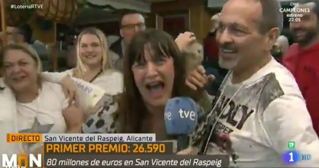 La giornalista scopre di aver vinto la lotteria e si licenzia in diretta ma le sfugge un dettaglio