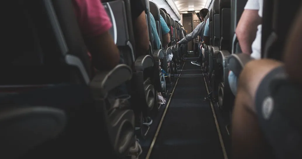 La lite in aereo per il sedile reclinato, il video diventa virale così come la domanda: “Chi ha ragione?”