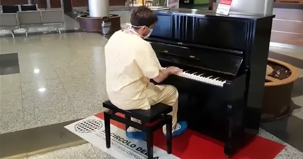 Il medico varesino suona “Don’t stop me now” nella hall dell’ospedale