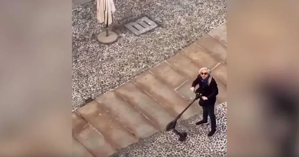 “Le brutte intenzioni, la maleducazione”: Morgan e il flashmob in monopattino