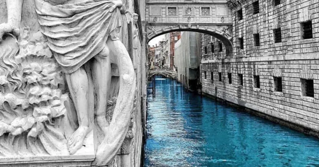 Venezia torna ad avere le acque chiare nei canali dopo il “lock down”