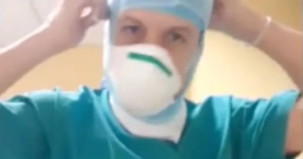 L’infermiere si prepara al turno sulle note di Vasco: il video vi emozionerà