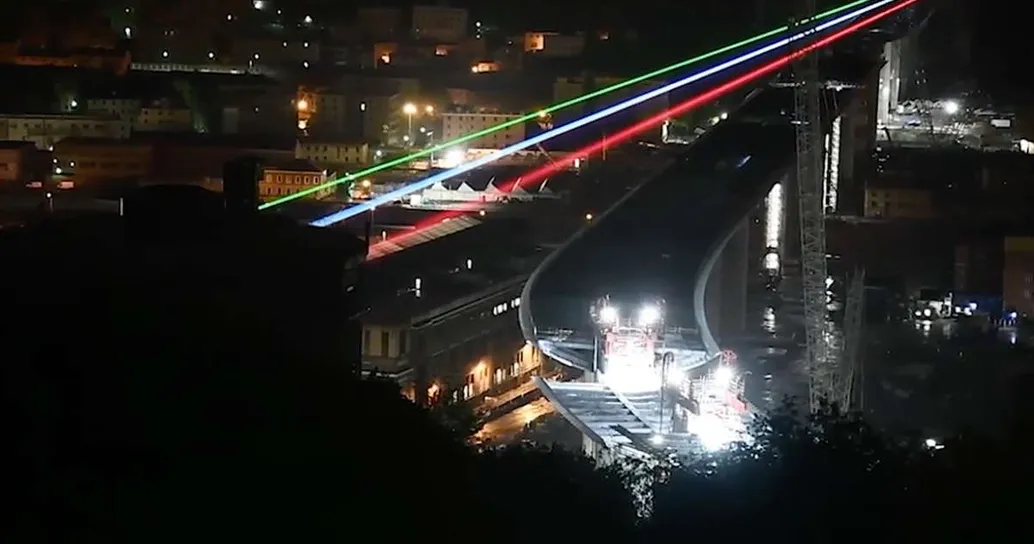 Ponte di Genova: un fascio di luci tricolore per il varo della penultima campata