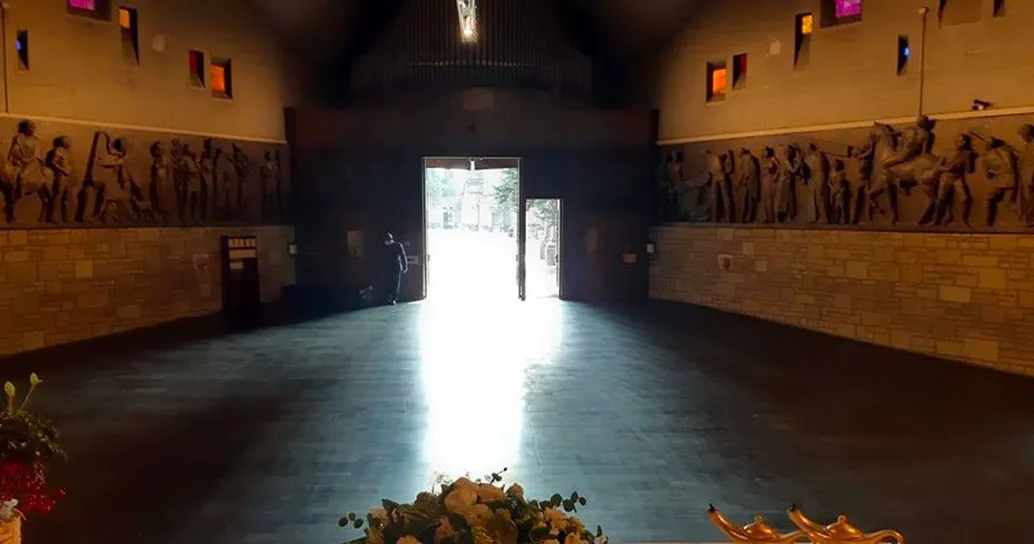 La chiesa del cimitero di Bergamo: una foto che dà speranza