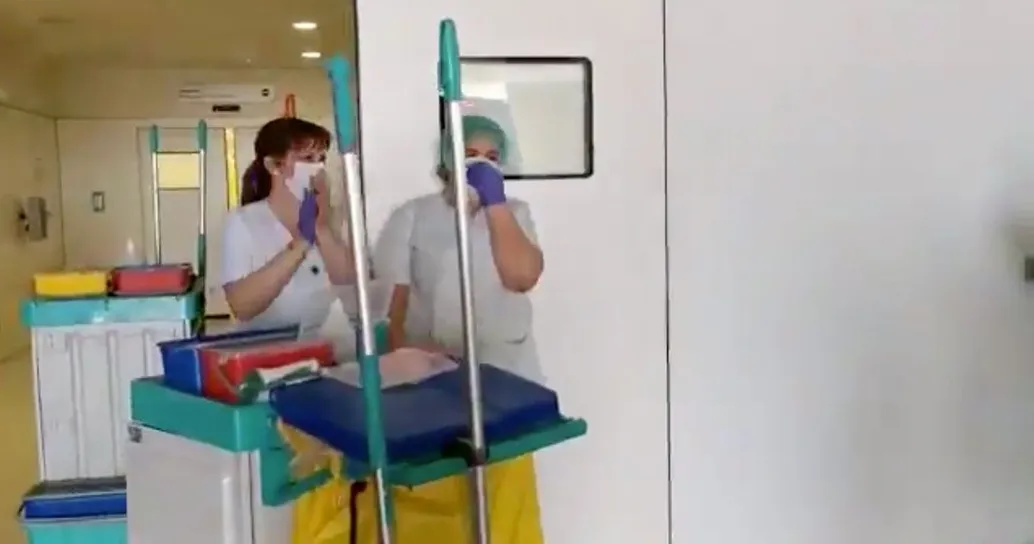 Gli infermieri dell’ospedale applaudono gli addetti alle pulizie: un video toccante
