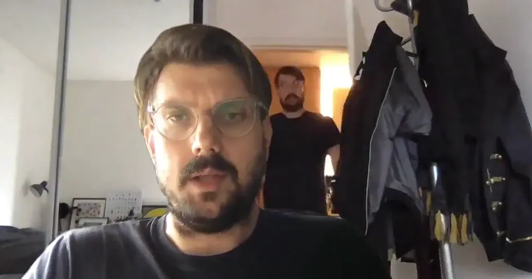 Video call di lavoro su Zoom con sfondo virtuale geniale