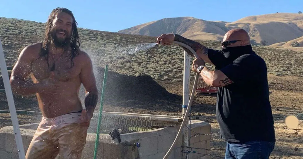 Jason Momoa coperto di fango sul set del suo nuovo film: i commenti su Instagram sono esilaranti