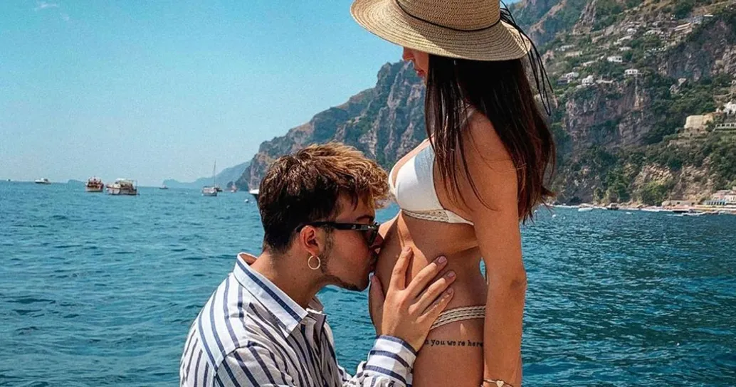 La romantica foto di Stash mentre bacia il pancione di Giulia