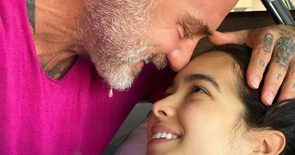 Il primo Natale da genitori di Gianluca Vacchi e Sharon Fonseca: la foto d’auguri su Instagram