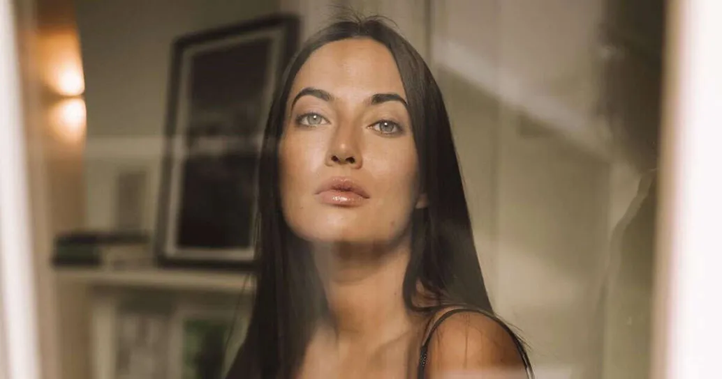 Elegante e sensuale, la foto natalizia di Giulia Valentina fa innamorare i fan