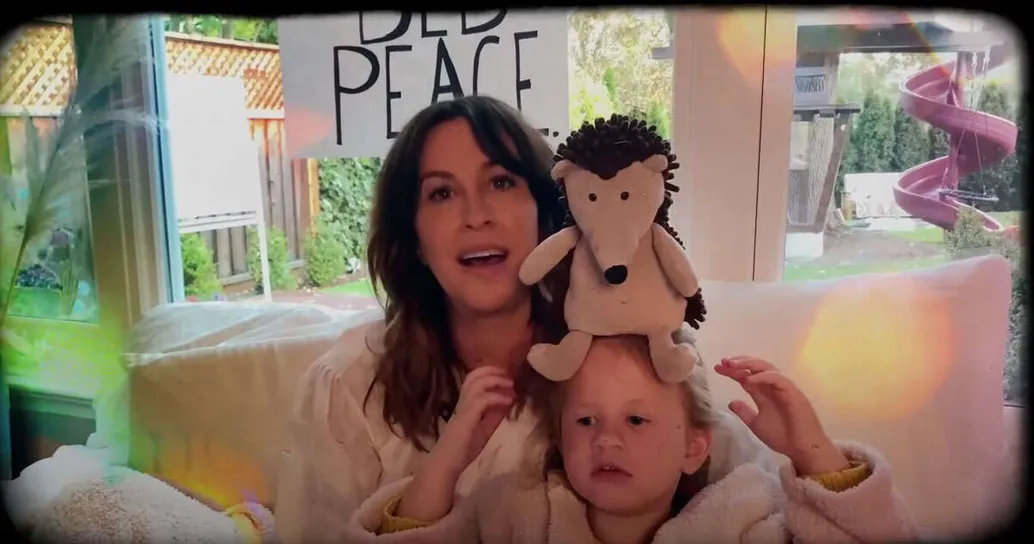 “Happy Xmas (War is over)”: Alanis Morissette canta la mitica canzone di John Lennon
