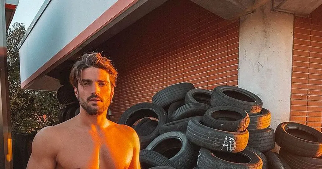 Fisico scolpito e pettorali da urlo: Mariano Di Vaio conquista tutti