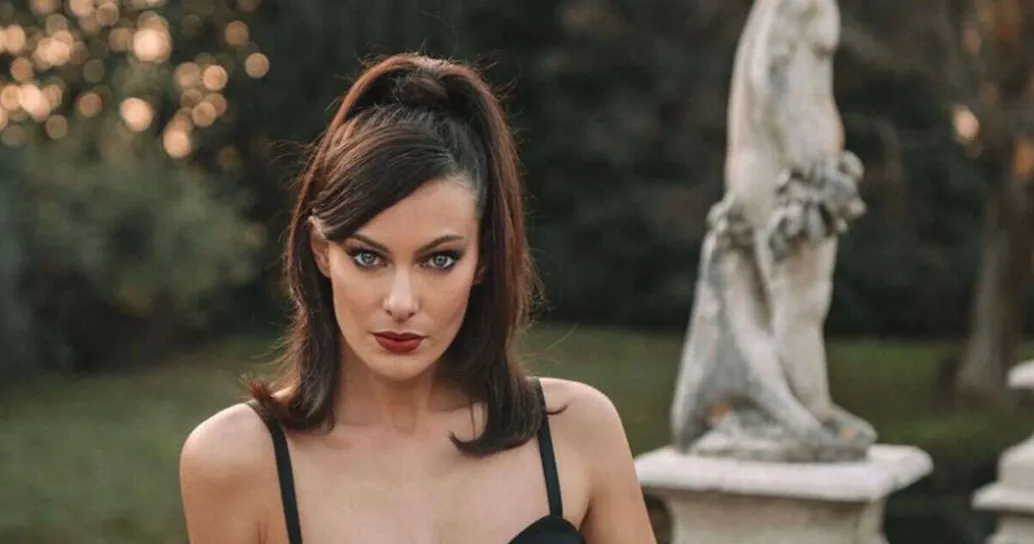 Paola Turani conquista i follower con un elegante tubino nero