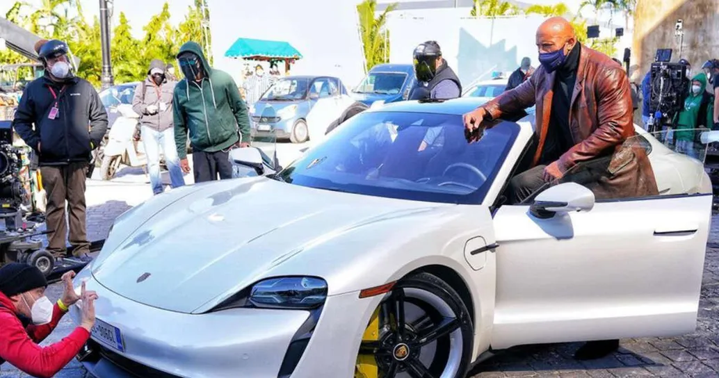 ‘The Rock’ è troppo muscoloso per la Porsche: la scena non si fa più