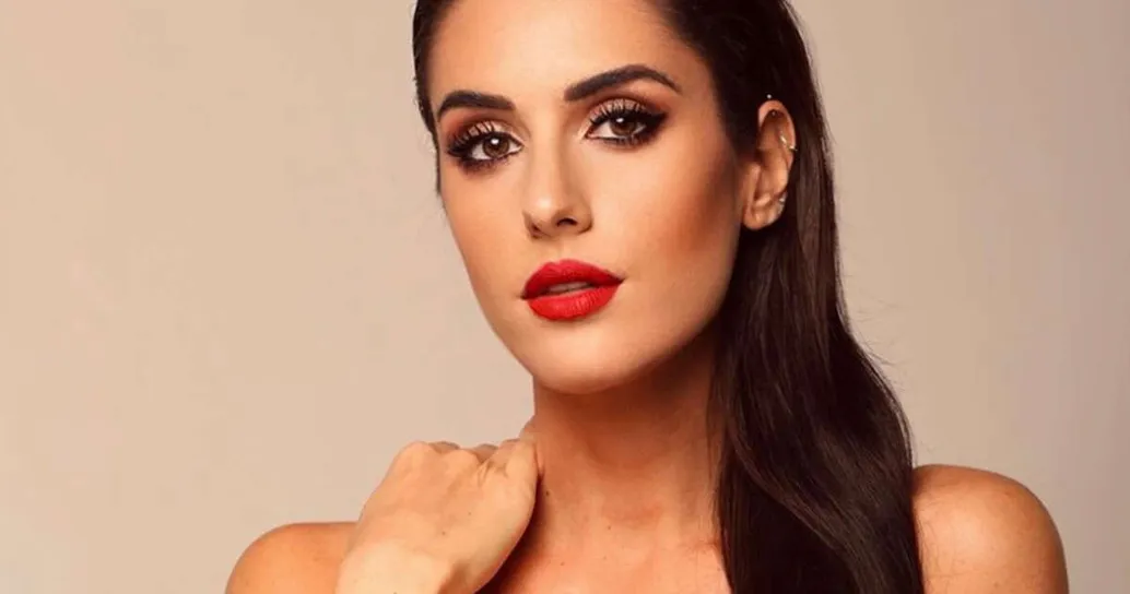 Valentina Vignali in intimo rosso sorprende i follower