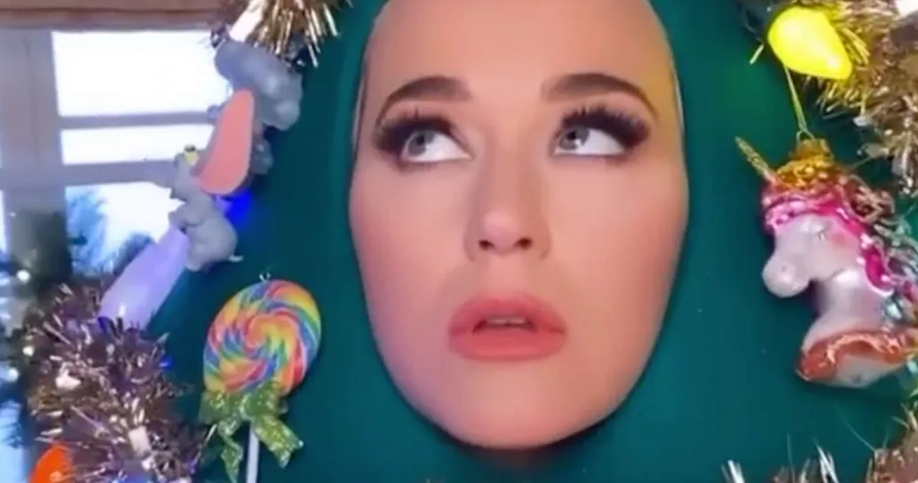 Katy Perry si veste da albero di Natale e lancia un messaggio ai fan